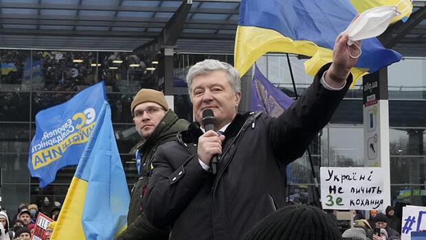 Vatana ihanet ile suçlanan eski Ukrayna Devlet Başkanı Poroşenko ülkeye döndü