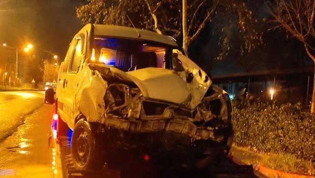 Korkunç kaza! Refüje çarpan sürücünün karnına demir saplandı