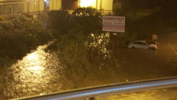 Samandağ'ı sağanak vurdu! Taşan dere araçlara zarar verdi