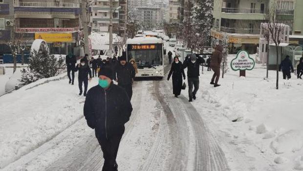 Şanlıurfa'ya 3 yıl sonra kar yağdı, kent beyaza büründü