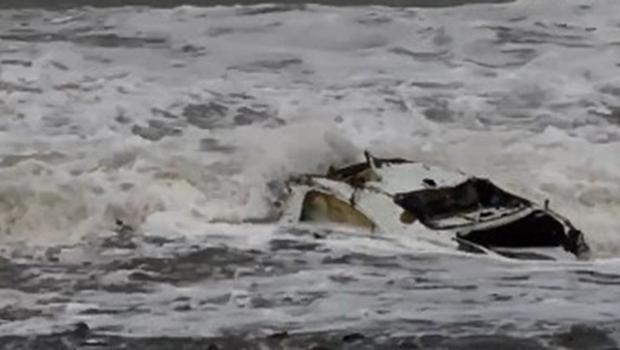 Kastamonu’da selde denize sürüklenen araç, 5 ay sonra sahile vurdu