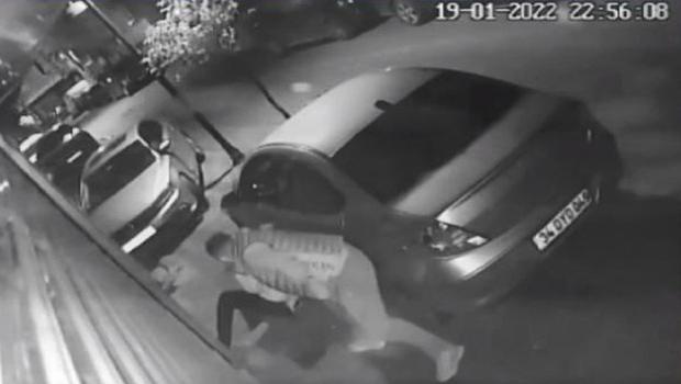 Zeytinburnu’nda sokakta husumetlisine kurşun yağdırdı