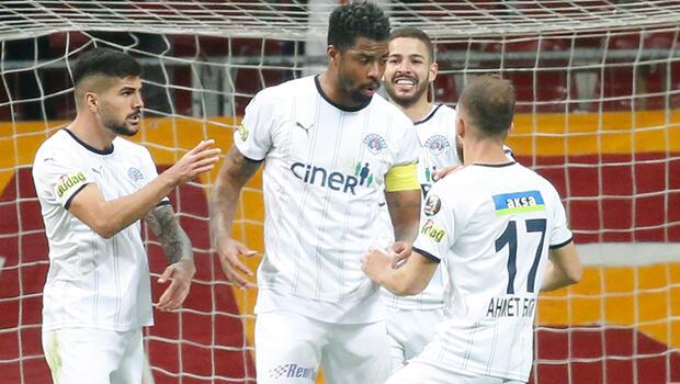 Kasımpaşa'da Ryan Donk ve Umut Bozok, Galatasaray'a attıkları gol sonrası sevinmedi