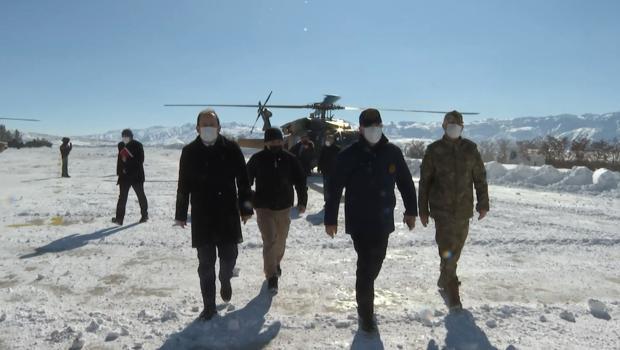 Son dakika... Bakan Akar ve komutanlar sınır hattında birlikleri denetliyor