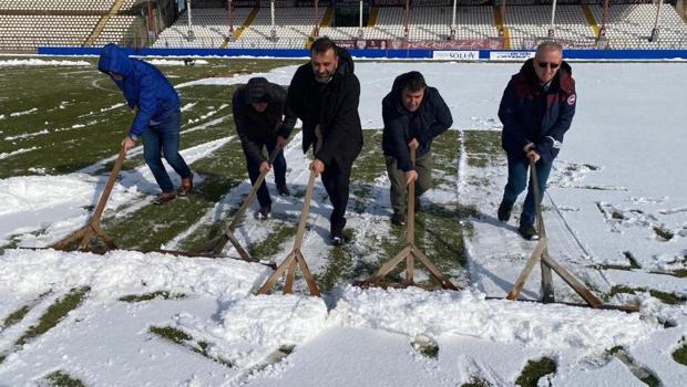 Karla kaplanan zemini yöneticiler temizledi