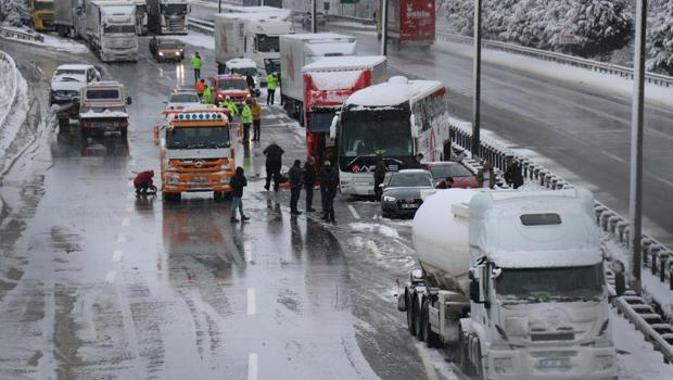 TEM'de 13 aracın karıştığı kazada ortalık savaş alanına döndü: 2 yaralı
