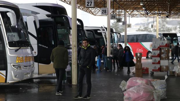 Kar nedeniyle Diyarbakır'da otobüs seferleri durduruldu, yolcular otogarda bekletiliyor