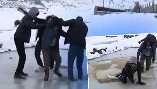 Buzda oyun oynayan çocuklar suya düştü