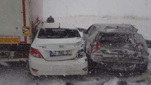 Kar etkisini artırdı, 30 araç birbirine girdi! Kuzey Marmara Otoyolu'nda zincirleme kaza