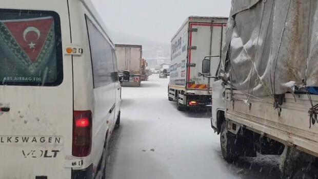 TIR kayması nedeniyle Yalova - Bursa kara yolu kapandı! Uzun araç kuyrukları oluştu