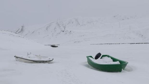 Van'da baraj gölü dondu