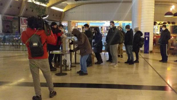 3 bin kişi AVM'de sabahladı