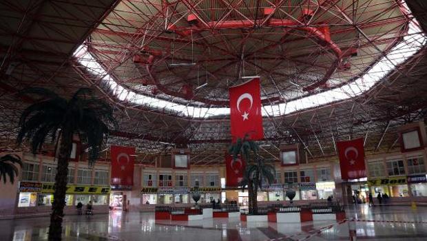 Gaziantep otogarının kapalı alanı çökme riskine karşı yayalara kapatıldı