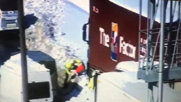 Arnavutköy'de gişelerde mahsur kalan TIR'ı trafik polisi kurtardı