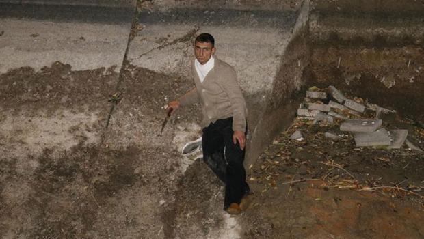 Bıçak çıkarıp ortalığı birbirine kattı! Asker kaçağı çıktı