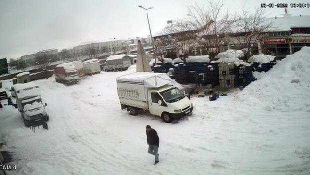 Çatıdan düşen kar kütlesinden kıl payı kurtuldu