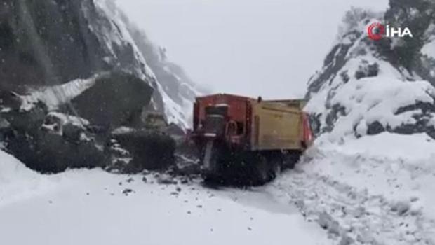 Heyelan Zonguldak İstanbul kara yolunu kilitledi! Metrelerce kuyruk oluştu
