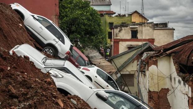 Afrika'da inanılmaz görüntüler... Tropikal fırtına 80'e yakın can aldı!