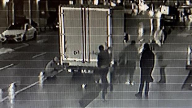 Laleli’de kamyonun altına giren alkollü genci, üstüne su atarak çıkardılar