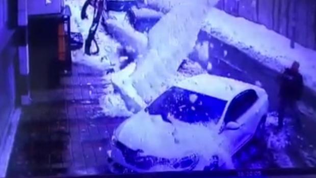 Sultangazi'de yeni temizlediği aracı yine karın altında kaldı: O anlar kamerada