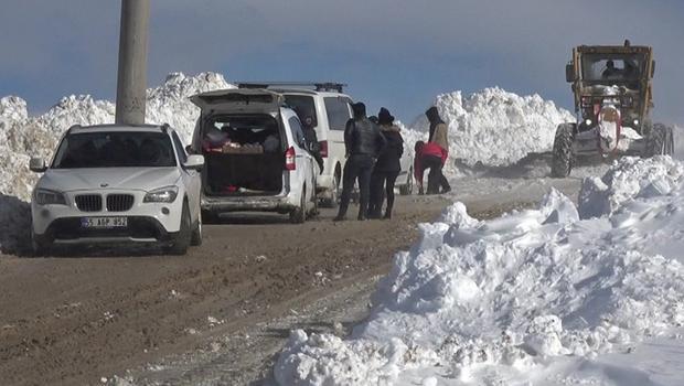 Samsun'da Akdağ Kayak Merkezi yolu tipi nedeniyle kapandı, tatilciler yolda kaldı