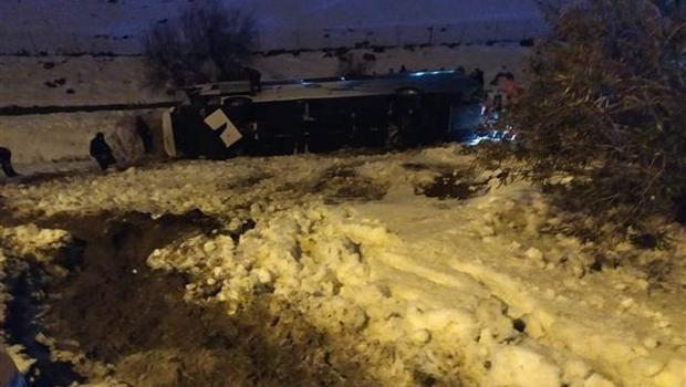 Adana-Gaziantep otoyolunda yolcu otobüsü devrildi! Çok sayıda yaralı var