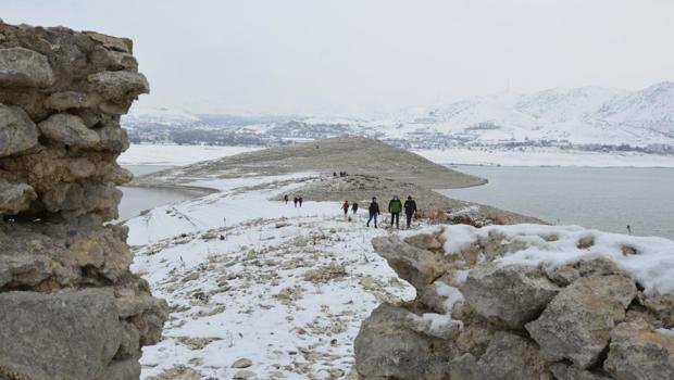 Sular çekildi, 30 yıl sonra ilk kez yürüyerek gittiler