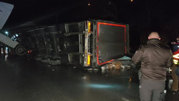 Bursa'da tekstil malzemesi yüklü TIR devrildi