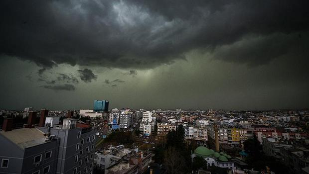 Antalya'da gündüz geceye döndü, dev dalgalar oluştu