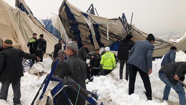 Bitlis'te halı sahanın çatısı çöktü: 4 yaralı
