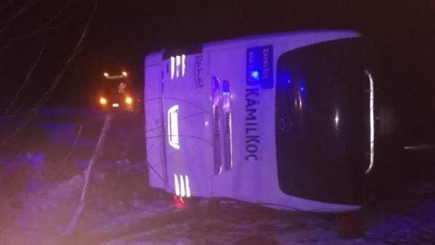 Sivas'ta yolcu otobüsü buzlanan yolda devrildi: 11 yaralı