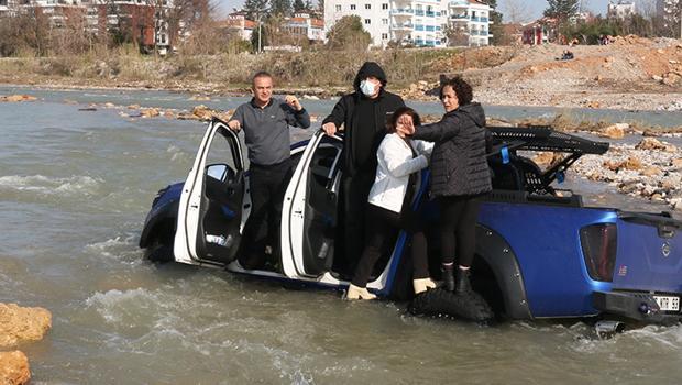 Antalya'da korku dolu dakikalar! Akıntıya kapıldılar