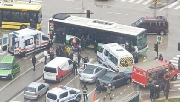 Bursa'da öğrenci servisi ile halk otobüsü çarpıştı! Yaralılar var