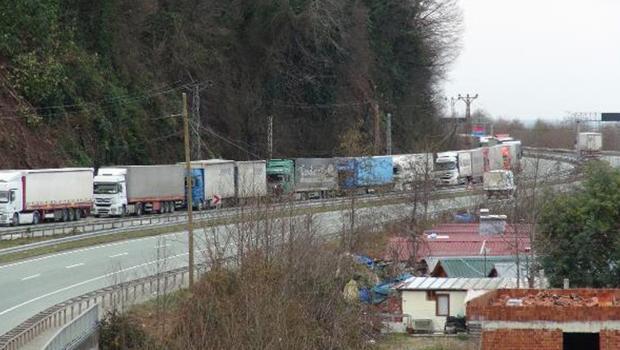 Uzun TIR kuyrukları oluştu! Ucu bucağı görünmüyor...