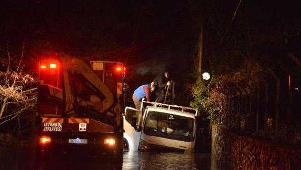 Beykoz'da aşırı yağış nedeniyle dere taştı
