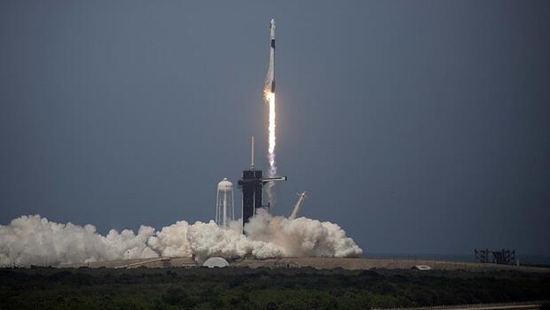 Elon Musk'ın SpaceX şirketinin 40 uydusu yanarak düştü thumbnail