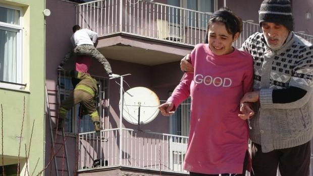 Duman apartmanı sardı, anne ve bebeği son anda böyle kurtarıldı