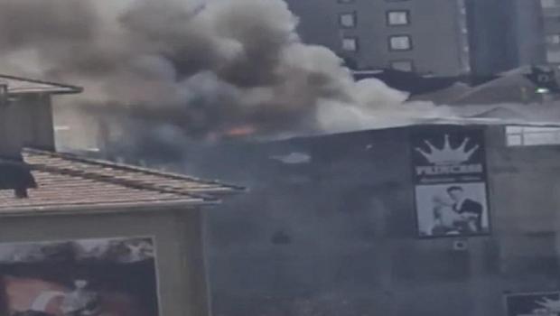 Esenyurt’ta 4 katlı iş merkezinin çatısında yangın