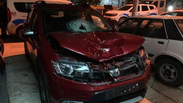 İzmir'de feci kaza! Otomobil çarptı, metrelerce sürüklendi