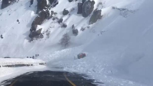 Artvin-Ardahan karayoluna çığ düştü