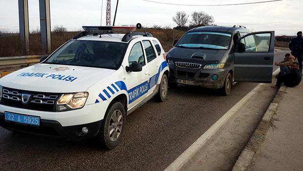 Sürücüsünün ‘dur’ ihtarına uymadığı minibüsten 3 kaçak göçmen çıktı