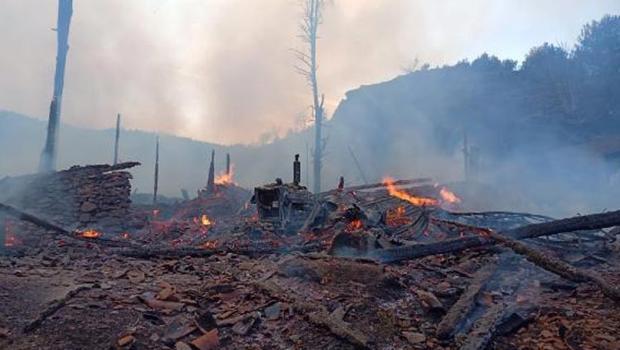 Kastamonu'da 15 ahşap ev alevlere teslim oldu