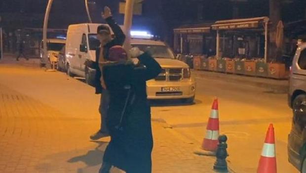 Öfkeli anne çakarlı lambayı ceza yiyen oğluna fırlattı