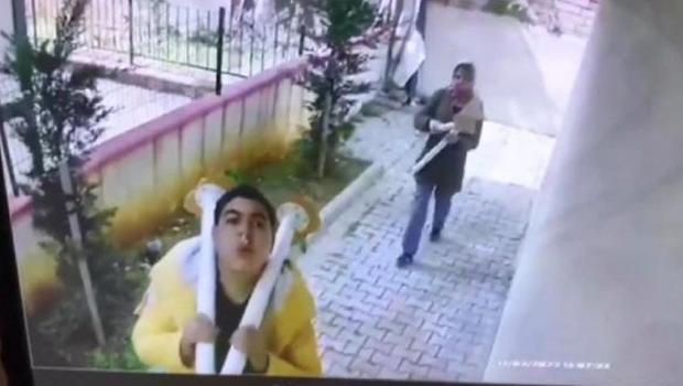 Masanın ayaklarını çaldı, kameraya yaptığı 'pes' dedirtti