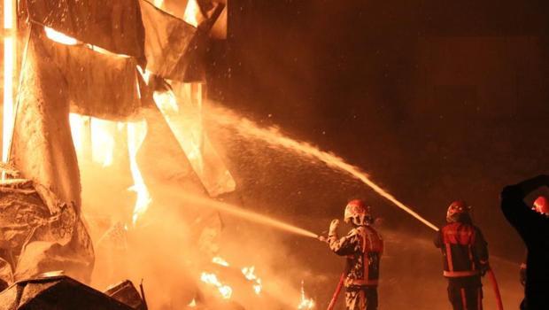 Sakarya’da ambalaj fabrikası alev alev yanıyor! Çok sayıda ekip sevk edildi