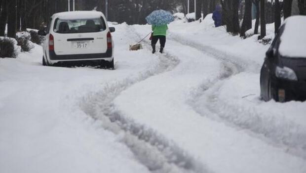 Japonya’da şiddetli kar yağışı hayatı olumsuz etkiledi
