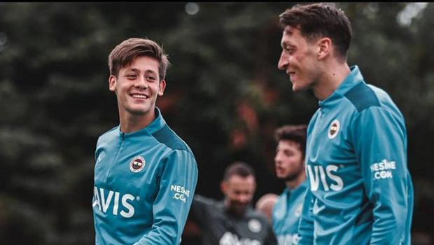 Son Dakika: Fenerbahçe'de Mesut Özil'den Arda Güler paylaşımı!