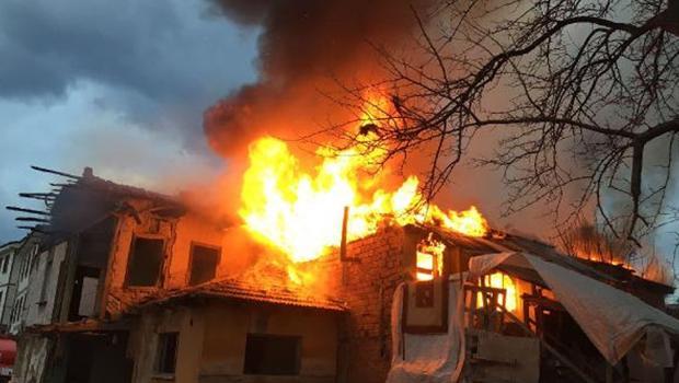 Bursa'da 3 ev alev alev yandı! Bitişikteki ilkokul boşaltıldı