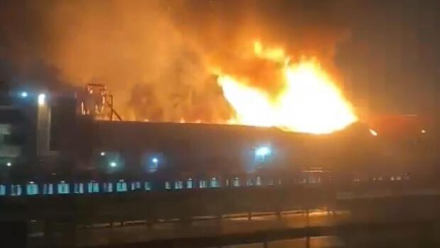 İstanbul'da dev fabrika yangını! thumbnail