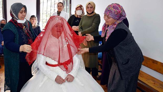 4 çocuğu ve 9 torunu var... 38 yıl sonra gelinlik giydi